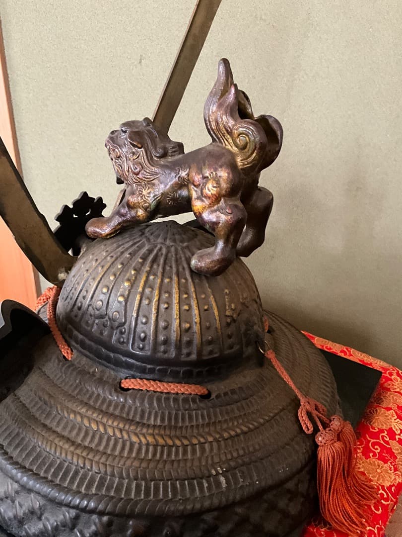 最終値下げ！　出世兜：源九郎義経 長鍬形獅子頭の兜 兜飾り 鋳物 座布団付き
