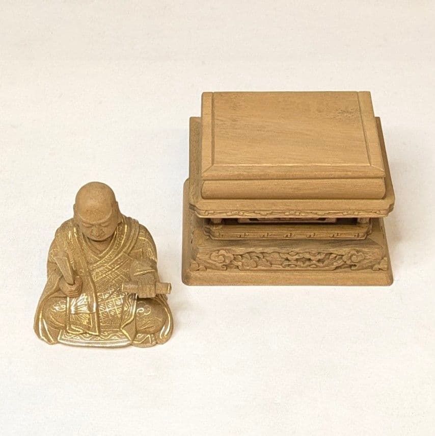 【さらに値下げ・新品】 日蓮聖人　金泥　上彫　総高さ約23.5㎝　楠　日蓮宗