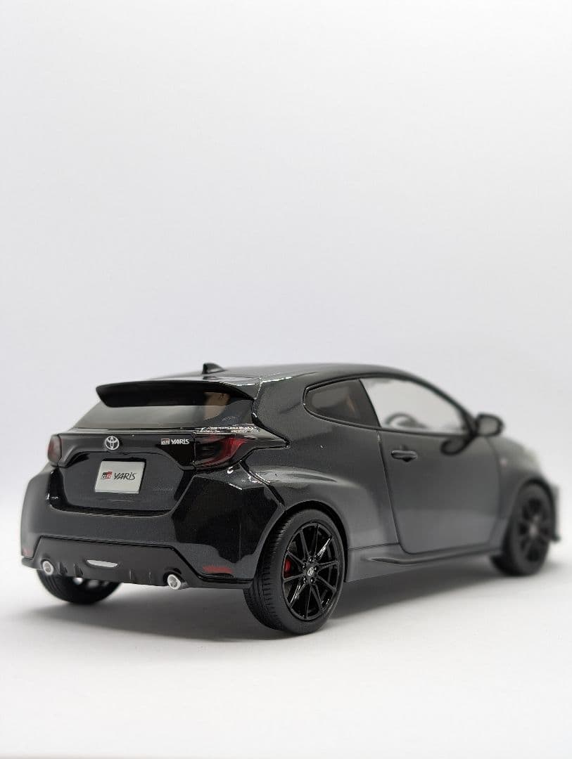 トヨタ GRヤリス プレシャスブラックパール カラーサンプル