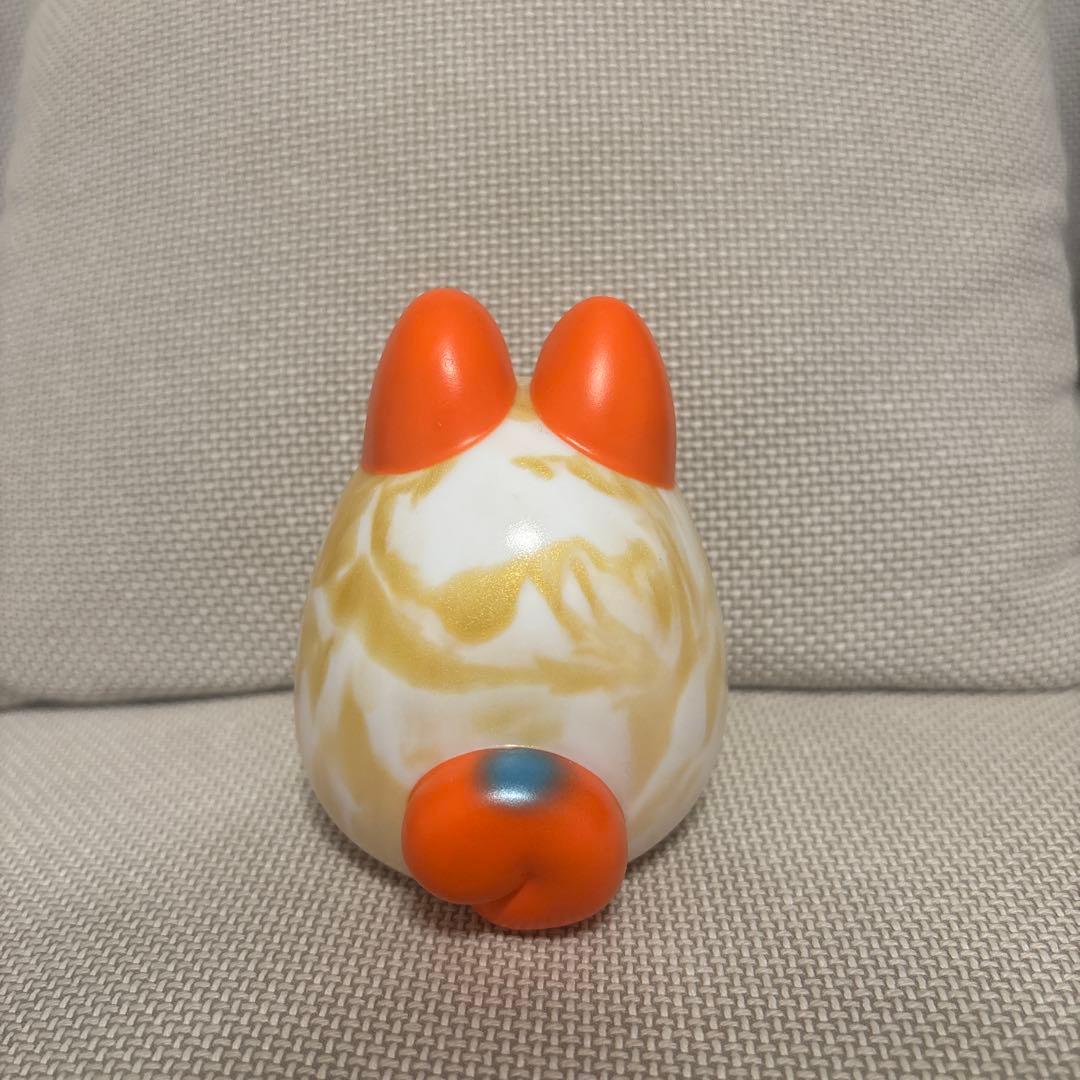 照紗　イヌハリダルマ　犬張達磨　ソフビ　ホワイトゴールドマーブル