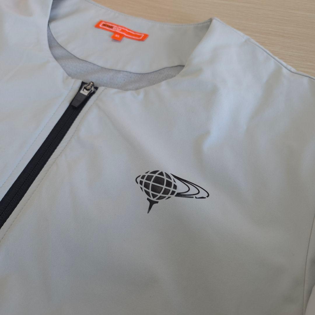 3. BEAMS GOLF ノーカラーブルゾン