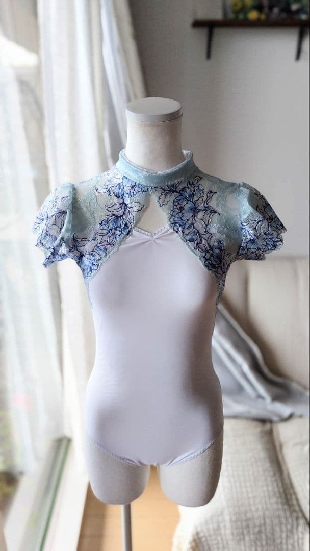 再販)Ｓ～Ｍ／華やかな青い花が浮かび上がるサックスブルーと白娘役ドレスレオタード