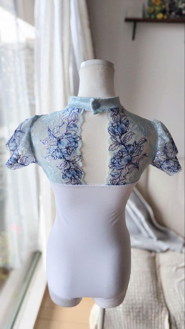 再販)Ｓ～Ｍ／華やかな青い花が浮かび上がるサックスブルーと白娘役ドレスレオタード