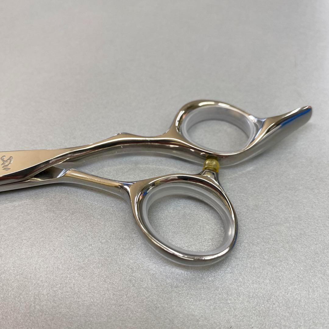 5,5インチシザー 新品 安定感あるとても扱いやすいハンドル　最高のグリップ！