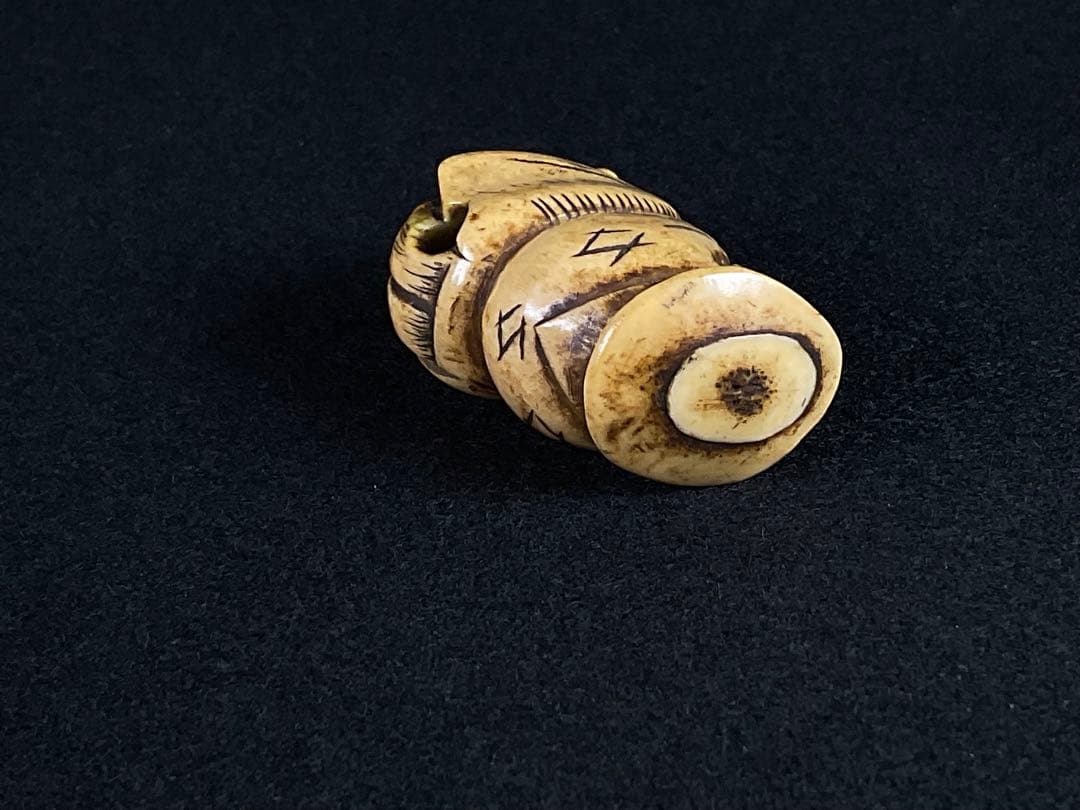 根付　提げ物　仏手柑・人物　２点　鹿角　彫刻