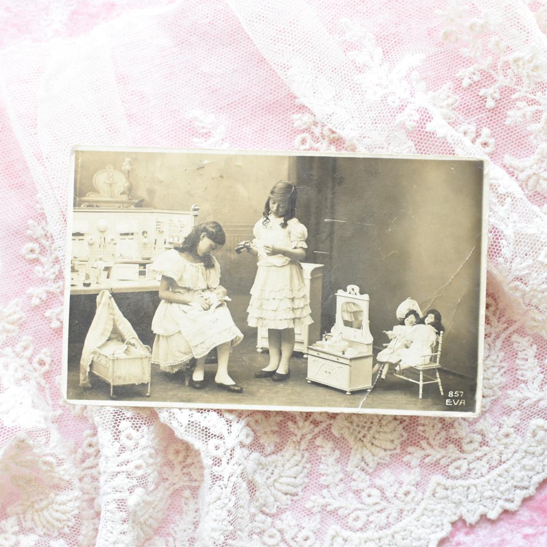 *アンティークポストカード　お人形の世界の中の少女たち