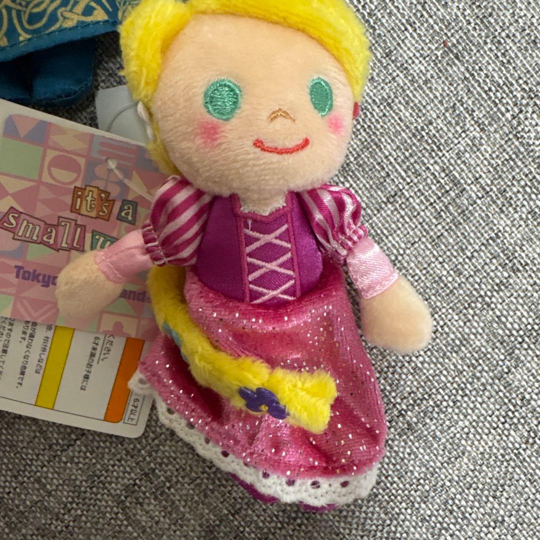 イッツアスモールワールド　メリダ　モアナ ラプンツェル タグ付 ぬいぐるみバッジ