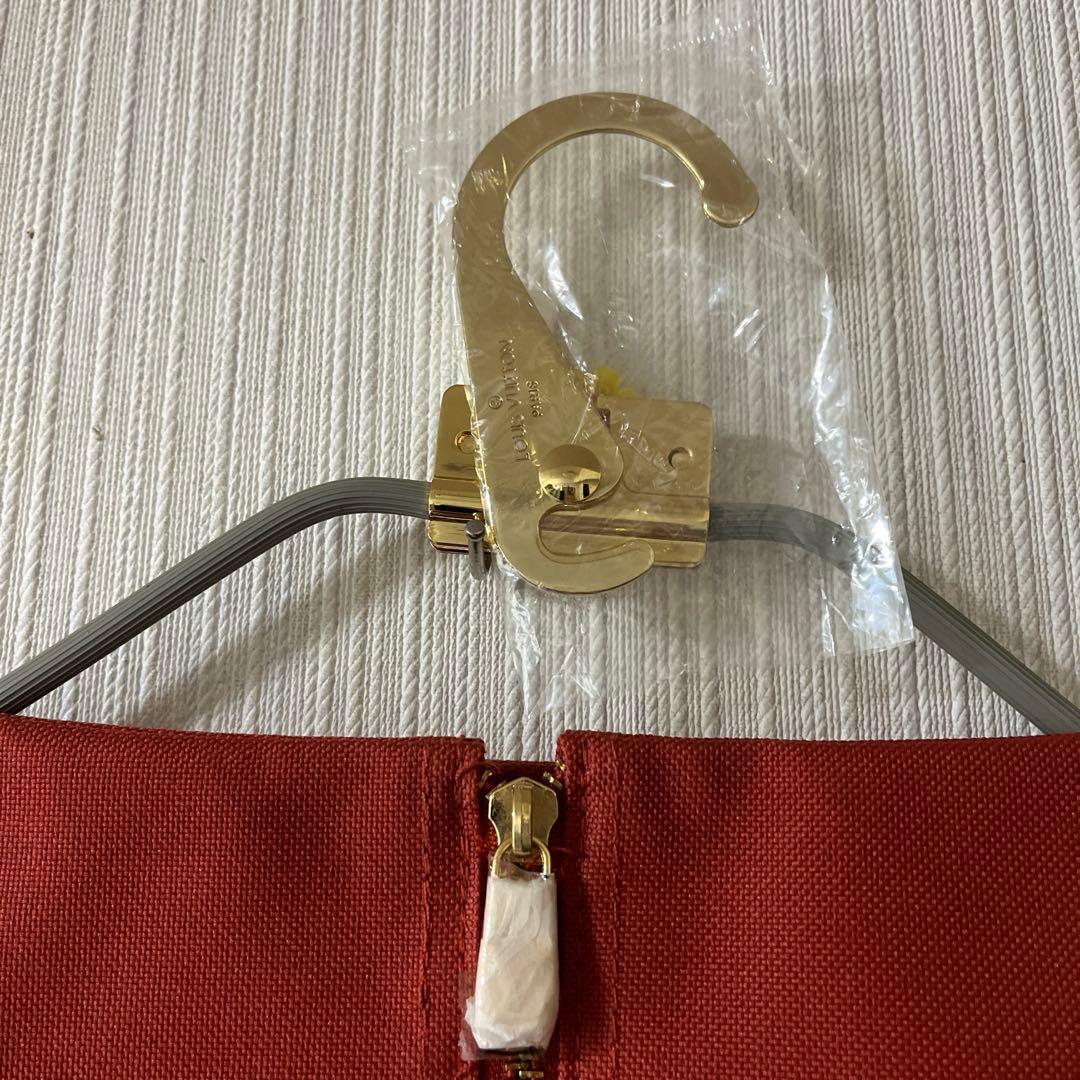 新品未使用・ルイヴィトン・赤いガーメントバッグ ジッパー付き