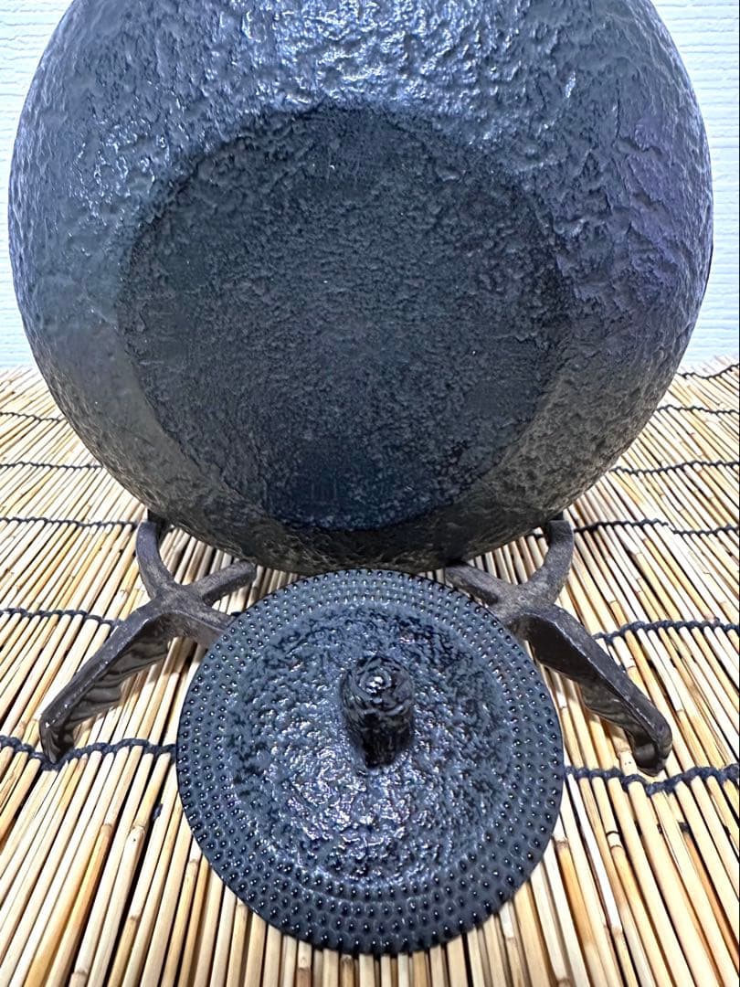 未使用品、供箱、栞、取説付　南部名工金秀 及春鋳造捻鉉算盤形アラレ南部鉄瓶