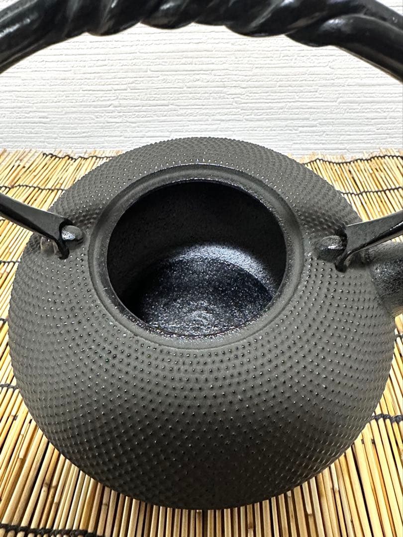 未使用品、供箱、栞、取説付　南部名工金秀 及春鋳造捻鉉算盤形アラレ南部鉄瓶