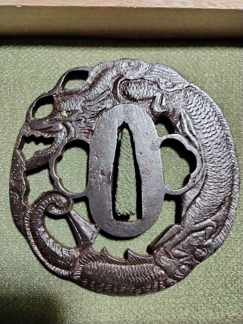 珍品　鉄鍔　鐔　(薩州住義盛　龍透かし)　江戸時代　刀工鍔　薩摩　箱付き