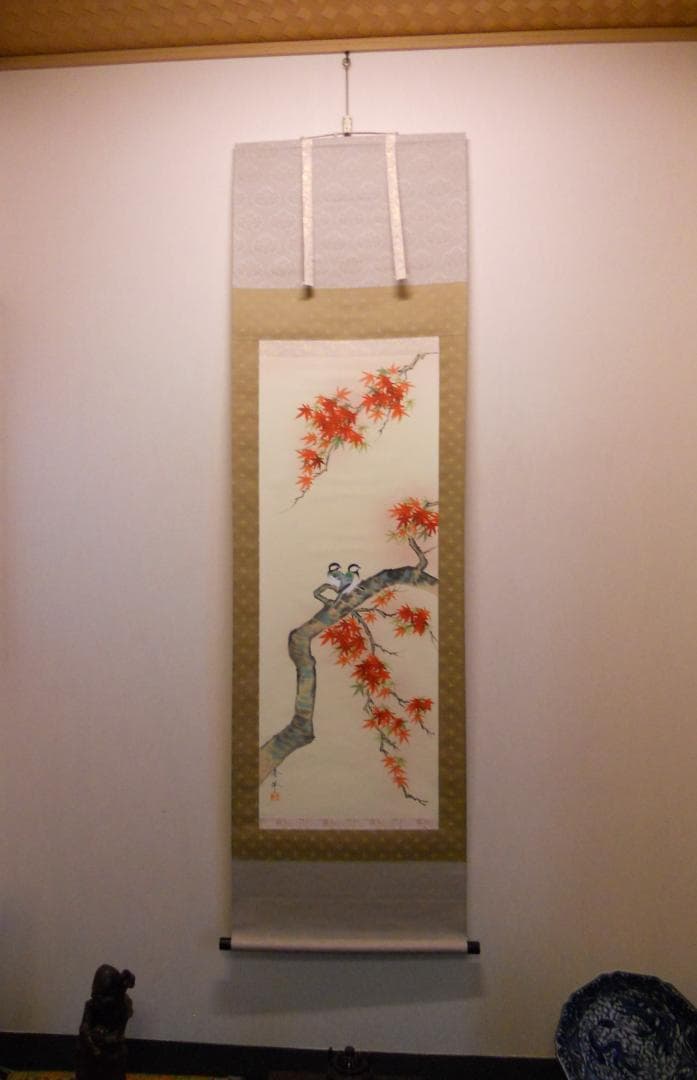 掛け軸 秀峰 紅葉に四十雀 絹本 希少 軸装 茶道具 掛軸 新品 未使用 です。