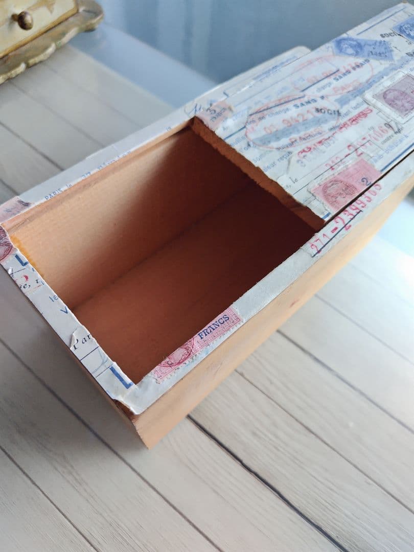 フランスの古い切手付き木製箱