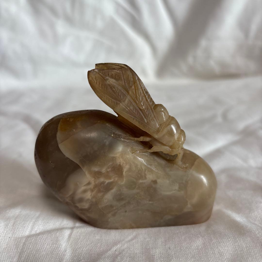 玉石製のセミの彫刻