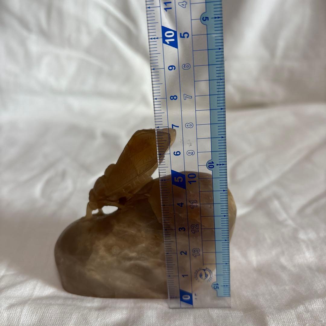 玉石製のセミの彫刻