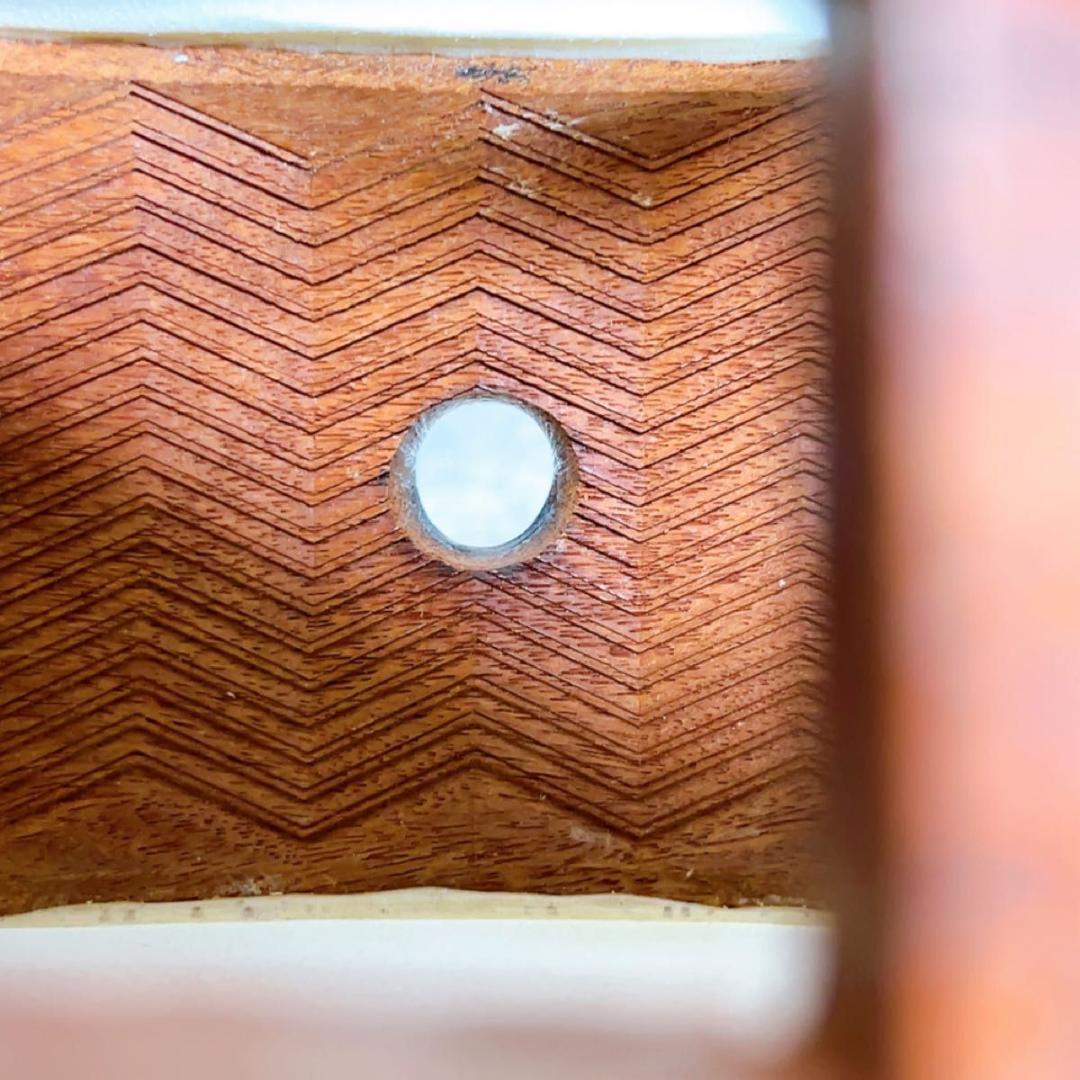 高級三味線　K9刻印入り　細棹　紅木　トチ　金細　二本溝　子持ち綾杉胴　東さわり