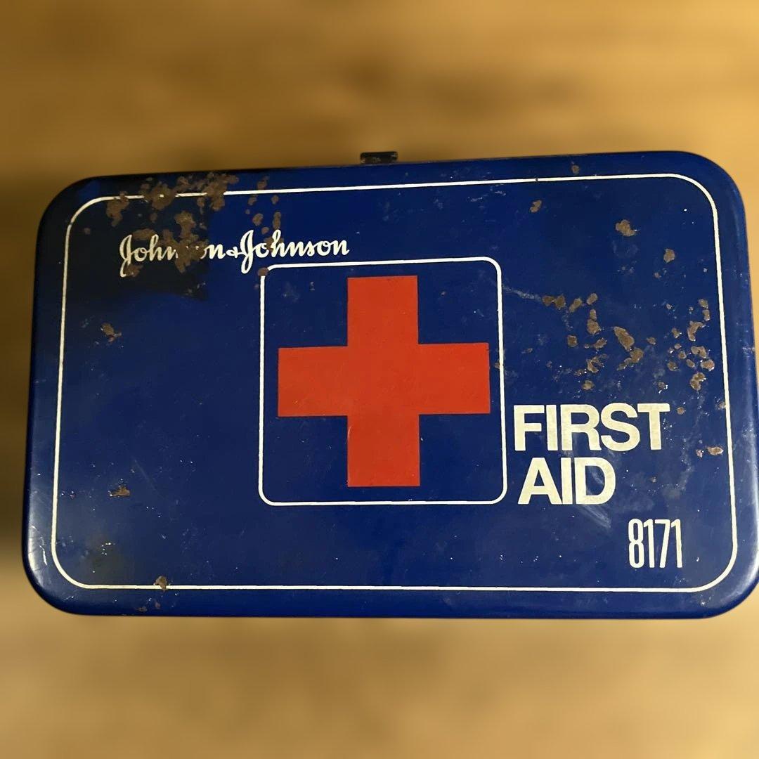 ビンテージJohnson&Johnson FIRST AID 8171 金属缶