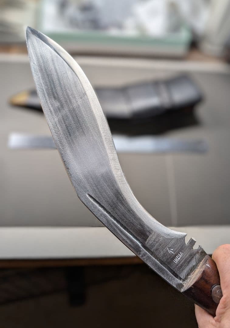 湾曲刃の刀と革製鞘グルカ兵ナイフ