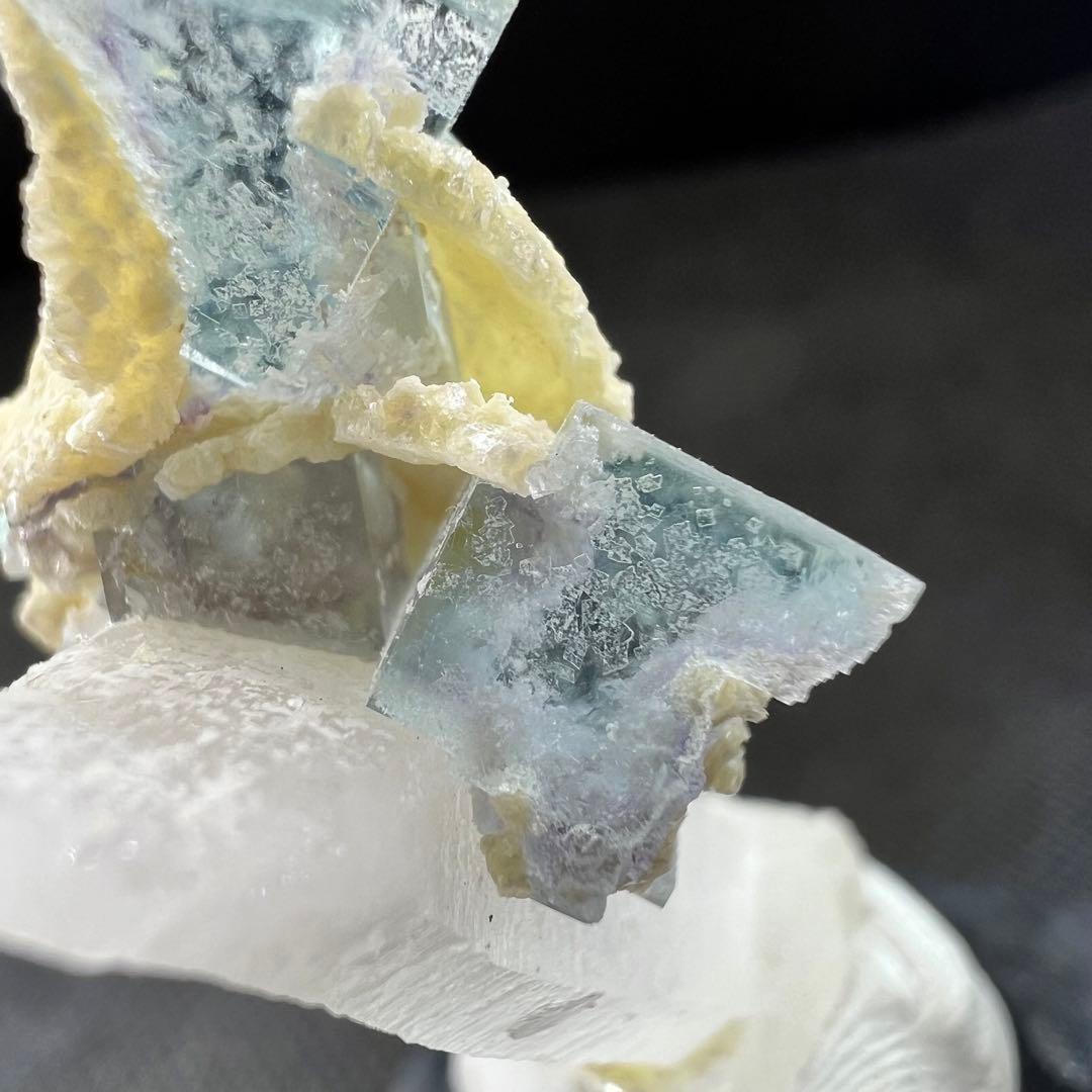 ヤオガンシャン産　クォーツ共生ライトブルーフローライト