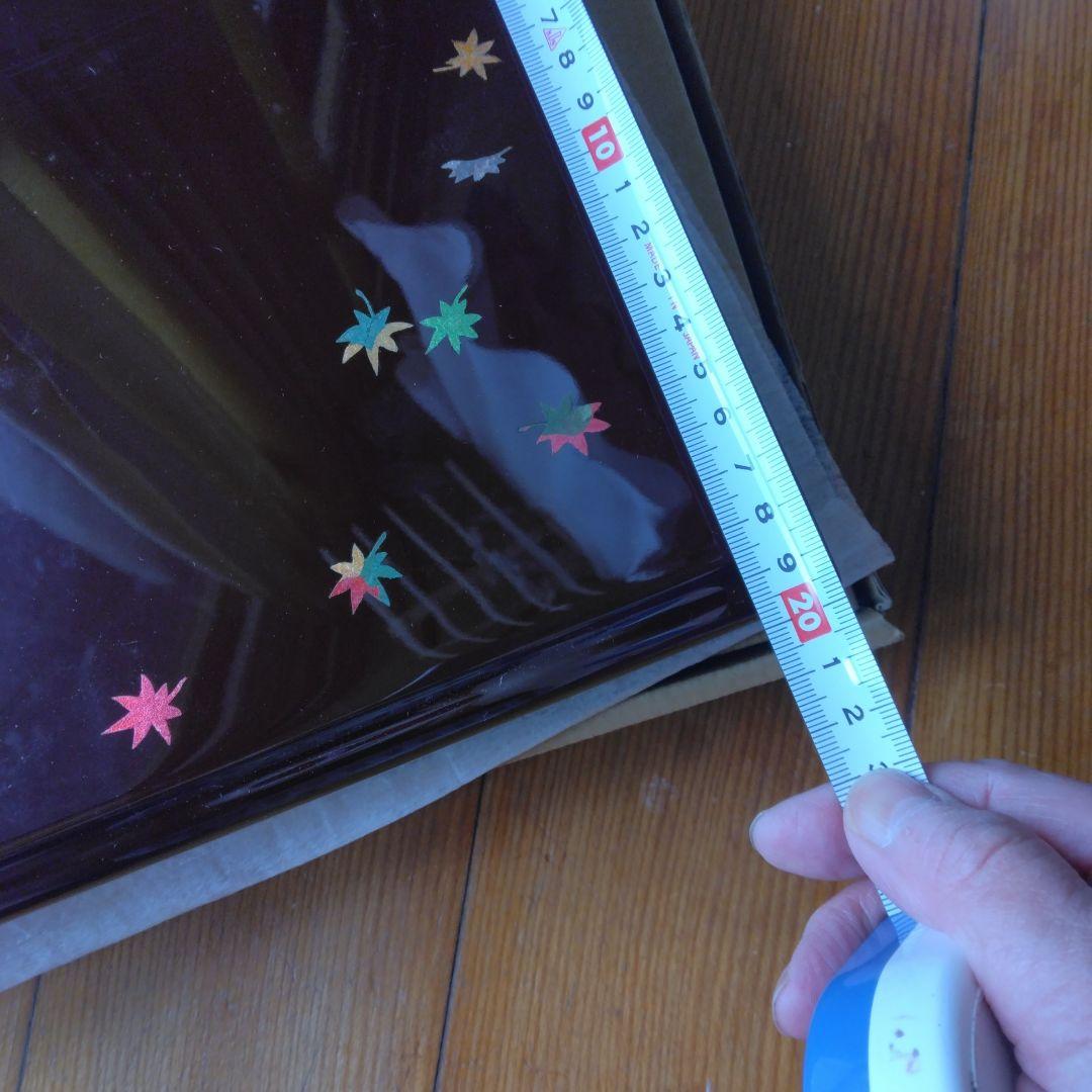 漆塗り台　 色とりどりの葉のデザイン