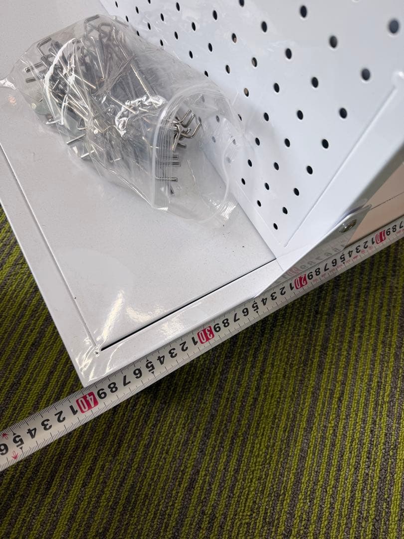 パンチングパネル両面ディスプレイラック、30個のフックとキャスター付き、ホワイト