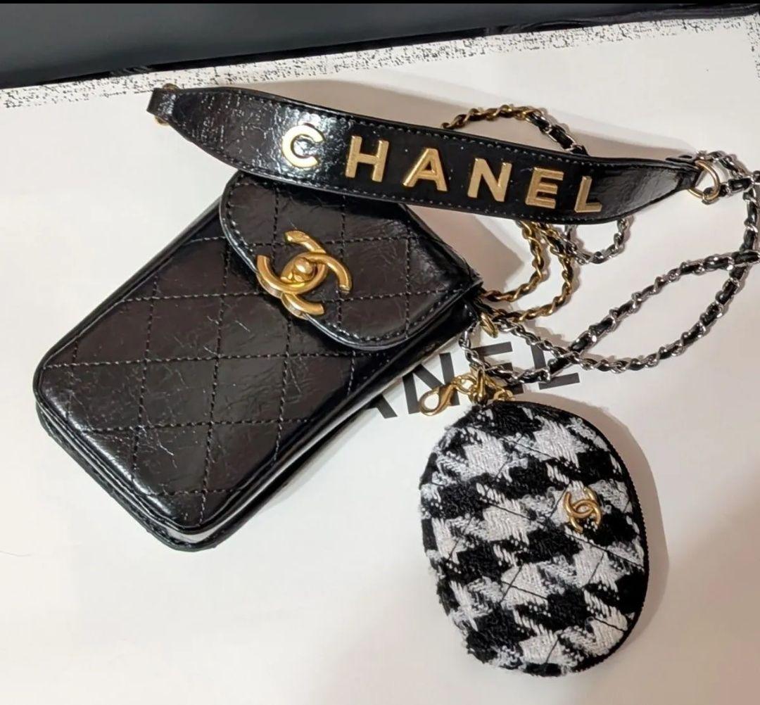 CHANEL ショルダーチェーン付きスマホホルダー& ミニポーチ