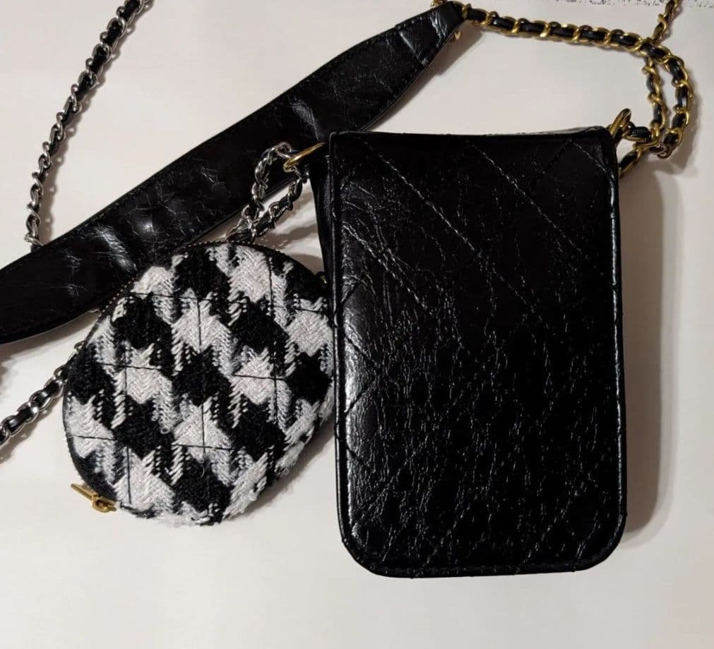 CHANEL ショルダーチェーン付きスマホホルダー& ミニポーチ