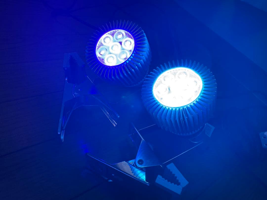 VitalWave 9W Cyan とViolet LEDライト E26