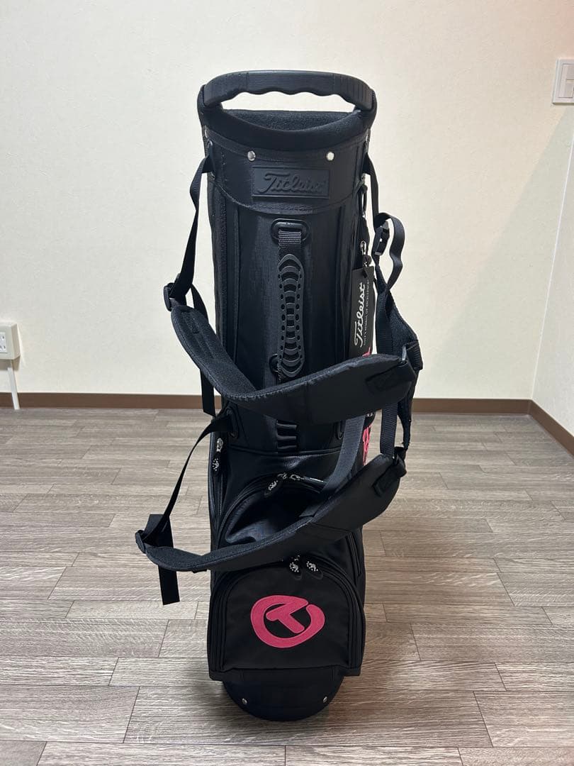 スタンド式キャディバック　ブラック&ピンクのコントラスト