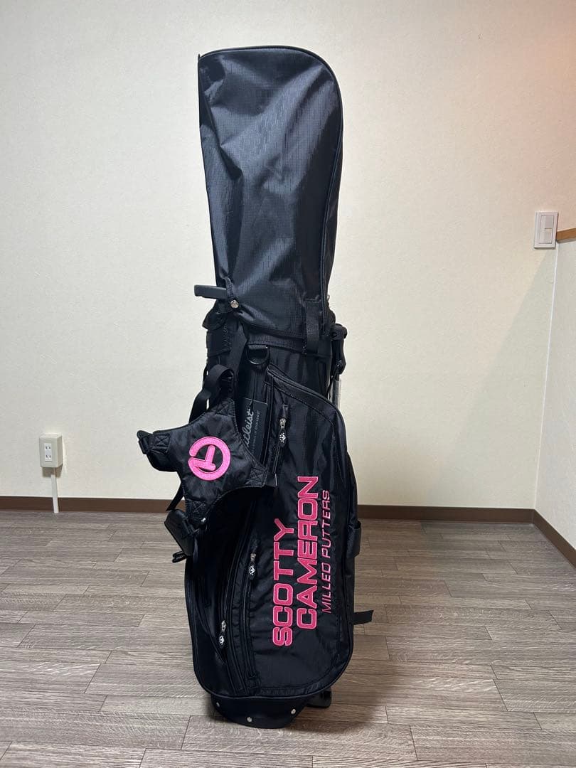 スタンド式キャディバック　ブラック&ピンクのコントラスト