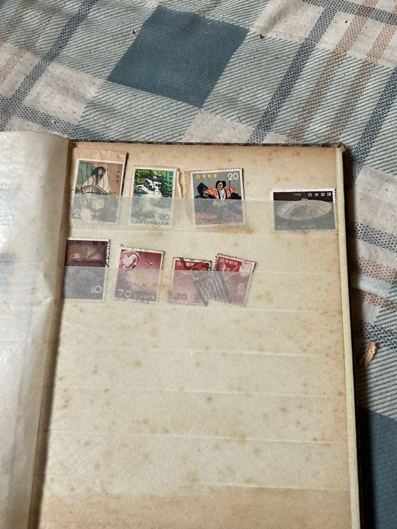 日本の切手／使用済み　写楽など海外切手、みほん切手を含む。202枚。