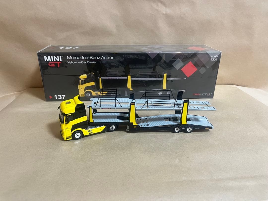 MINI GT♯137 Mercedes Benz Actrosイエロー➕おまけ
