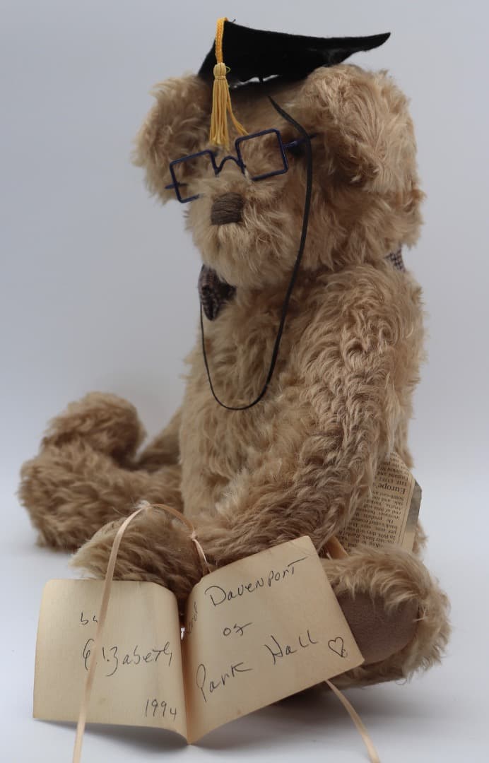 卒業帽をかぶった大きなテディベア 47cm アーティスト・ベア