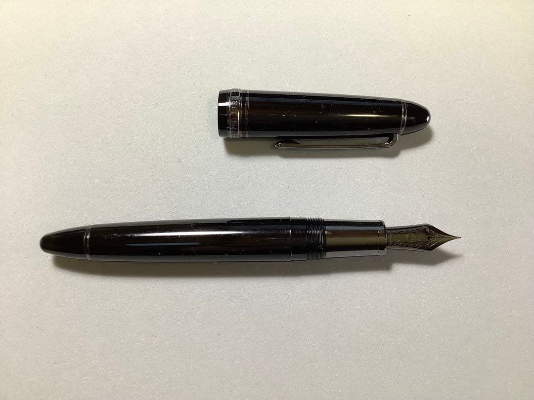 セーラーの万年筆　ブラックラスター　ペン先: EF 【不良個所あり】