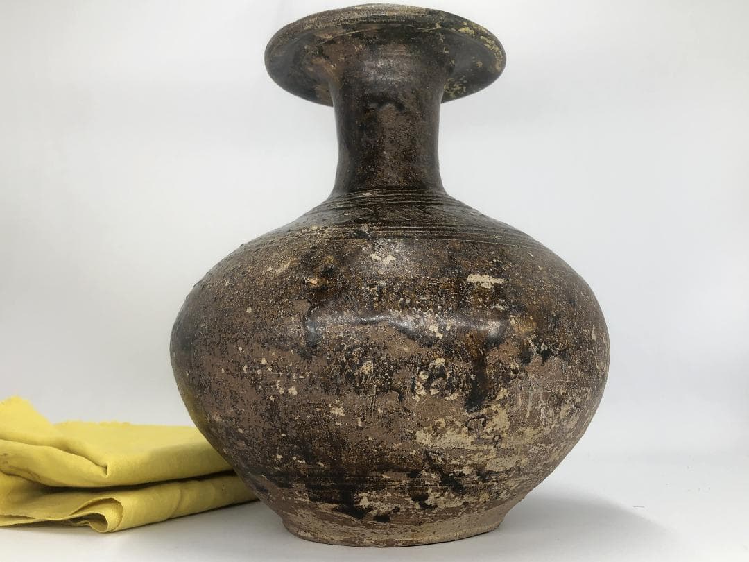 【 緑褐釉鍔口線刻文壺 】　クメール陶　12～14世紀　蔵出初品