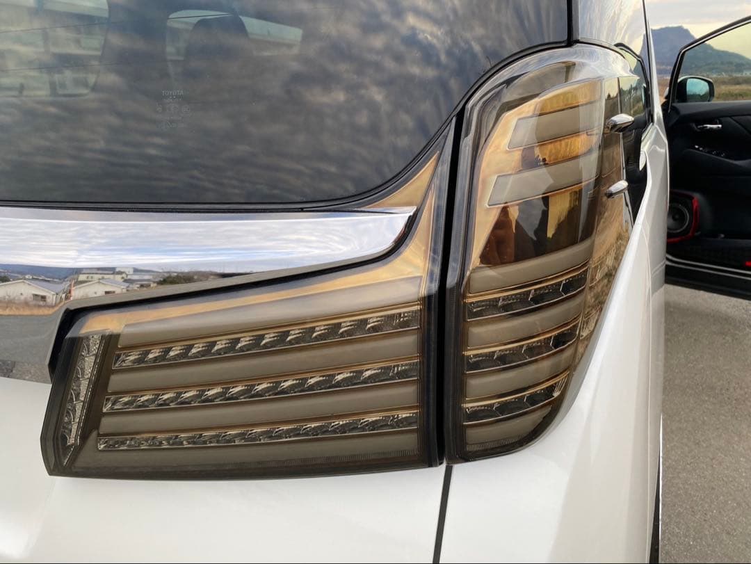 トヨタ アルファード 30後期　ヴァレンティ　スモークテールランプ