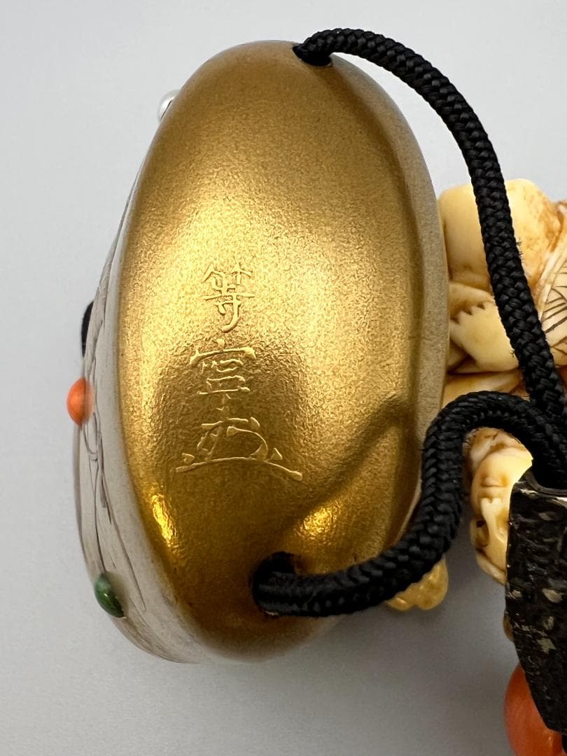 蒔絵三段印籠 在銘 花草蒔絵 金梨地 珊瑚翡翠真珠象嵌 牙根付 本珊瑚 緒締