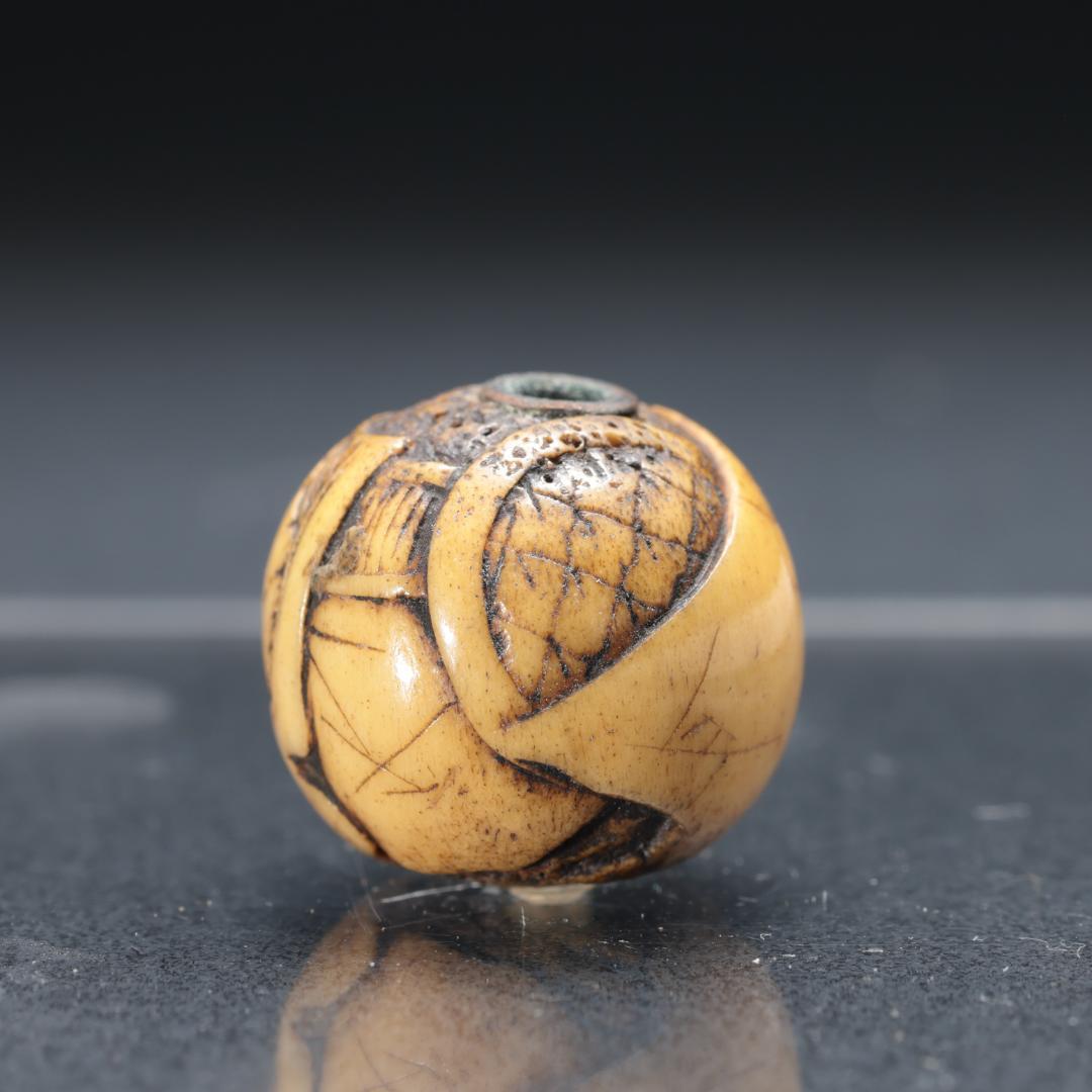 緒締め玉　花菱文様　鹿角　骨董　胴乱　印籠 　R1447