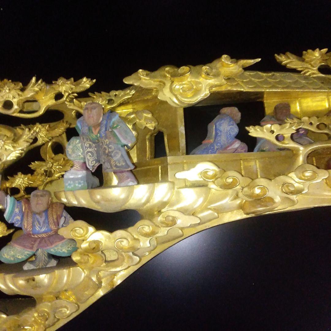 欄間彫刻　板敷山　親鸞聖人　金塗り　人物色つき　松
