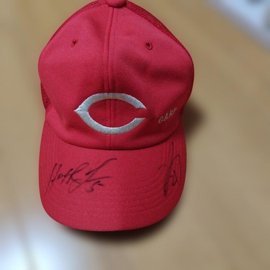 赤いキャップ Cのロゴ サイン付き