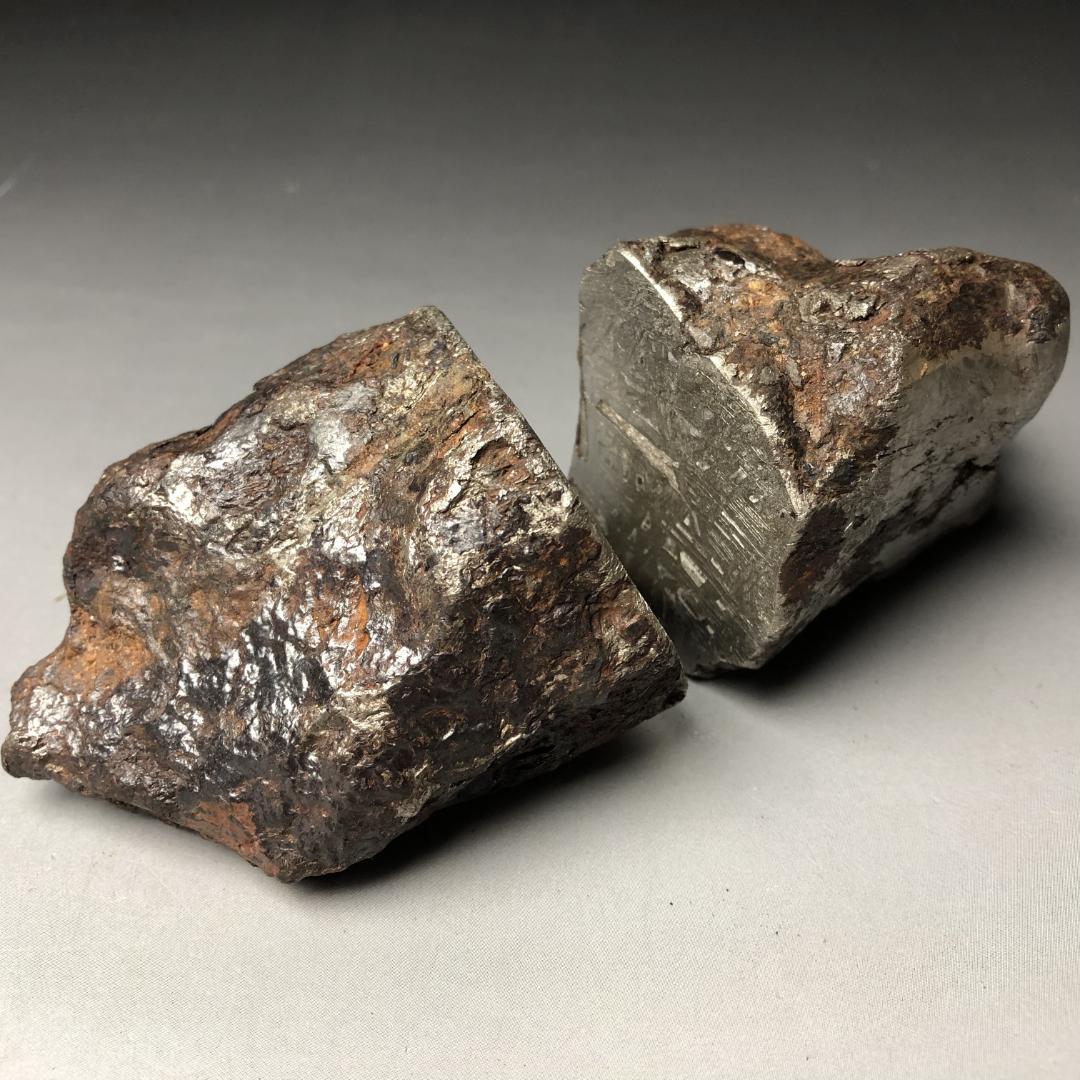 アルタイ隕石　隕石 全面カット　鉄隕石　原石　重さ約993ｇ　立て付き