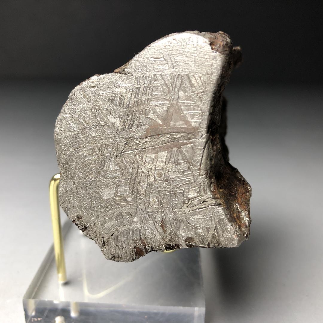 アルタイ隕石　隕石 全面カット　鉄隕石　原石　重さ約993ｇ　立て付き