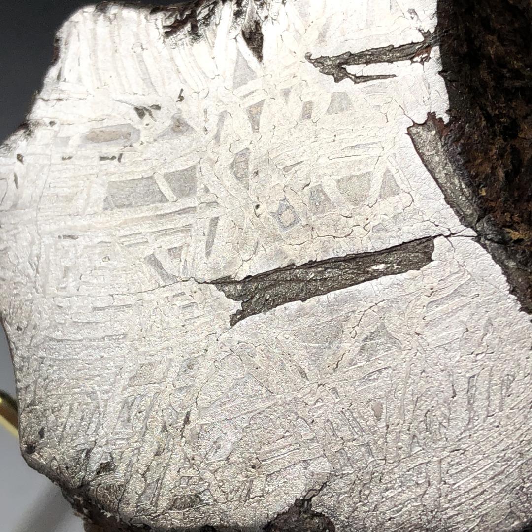 アルタイ隕石　隕石 全面カット　鉄隕石　原石　重さ約993ｇ　立て付き