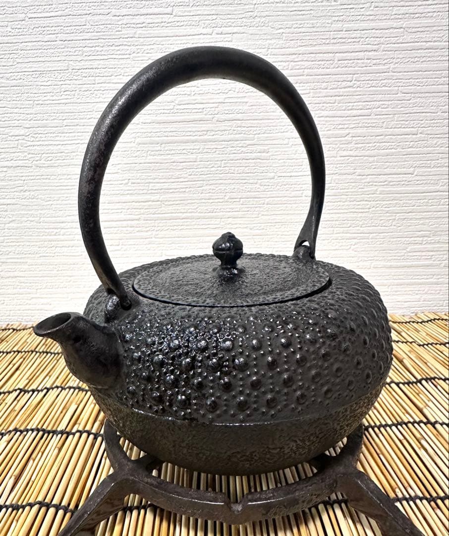 新品、未使用品　南部岩鋳造　１０型　姥口亀甲　南部鉄瓶　南部鉄器　鉄瓶