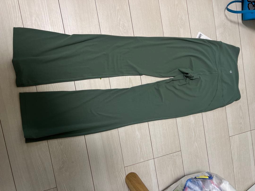 lululemonオリーブグリーン ハイウエスト フレアパンツ 6