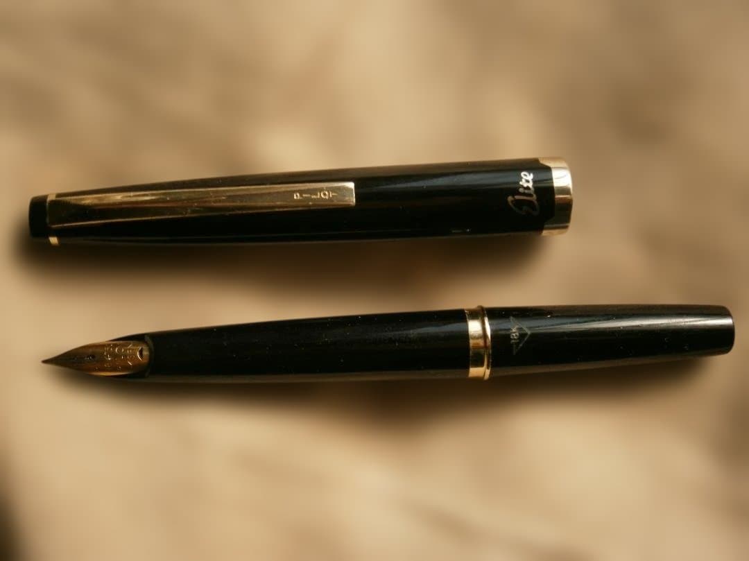 PILOT エリート万年筆 18K　と　PILOT　センスの良い万年筆の2本