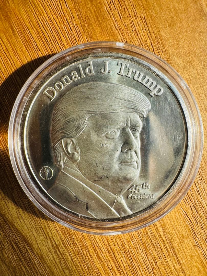 トランプ大統領　1オンス　銀貨　THE WHITE HOUSE 2