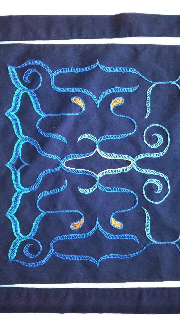 マンタリ風　アイヌ刺繍前掛け