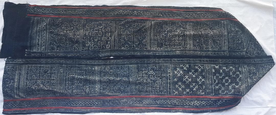 ラオスの古都で入手、モンの手書きバティック藍染　古布に描かれた多彩モチーフは何を