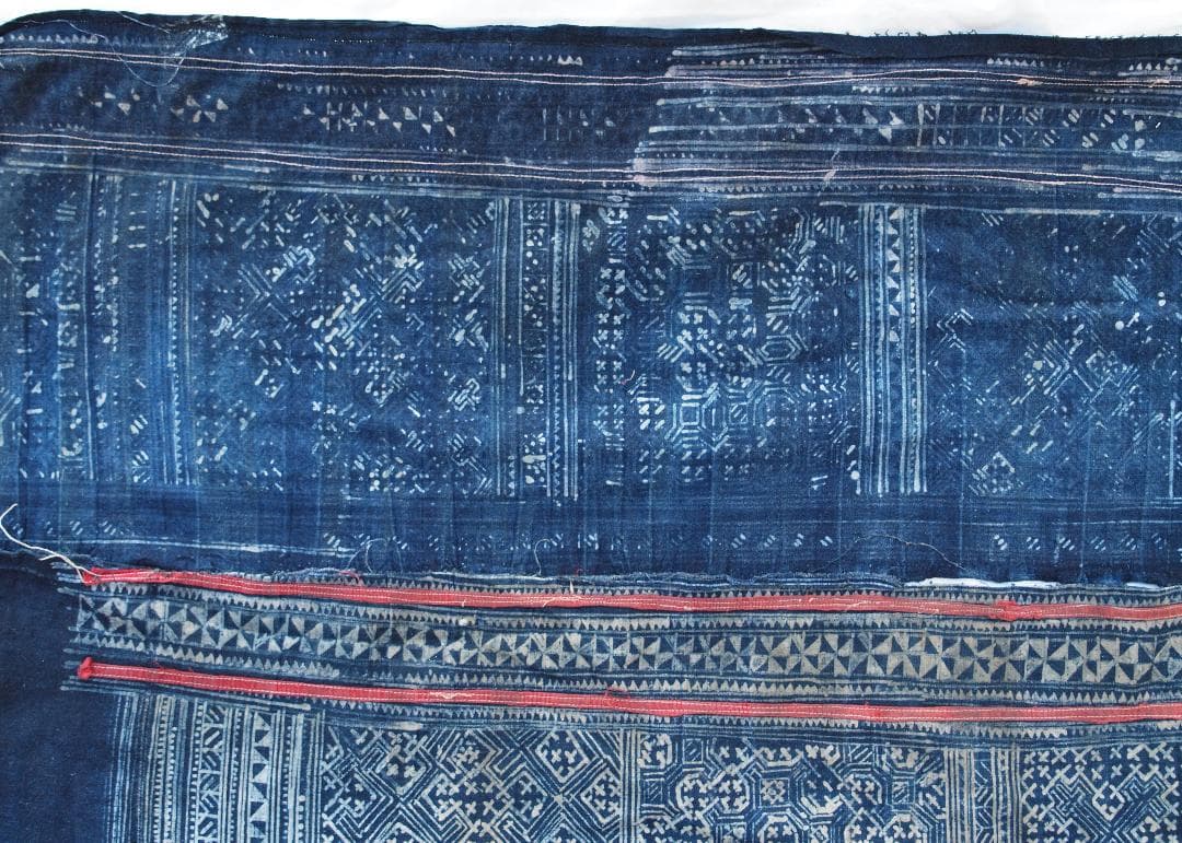 ラオスの古都で入手、モンの手書きバティック藍染　古布に描かれた多彩モチーフは何を